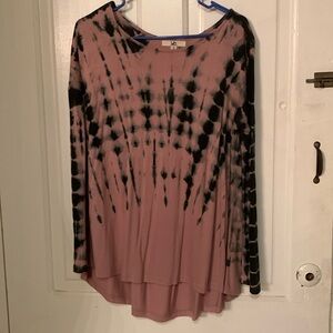 Women’s Fusha and Black Tie-Dye High-Low Shirt. Size small.